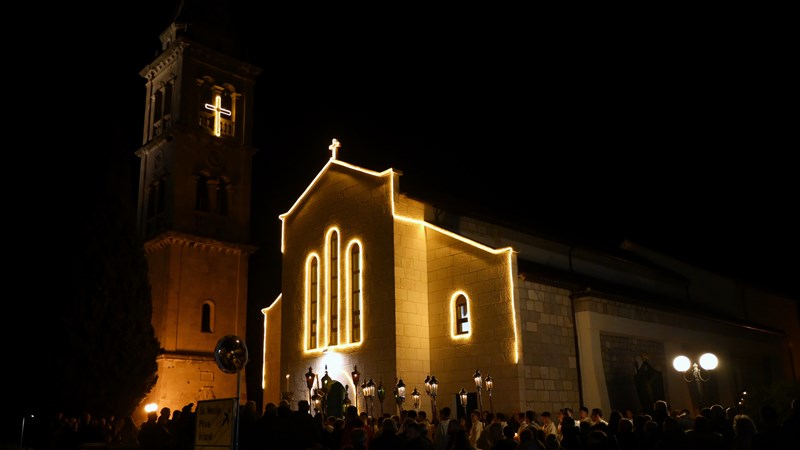 Procesija Za Križen je prekrasna pučka tradicija, duboko ukorijenjena u svakoj hvarskoj obitelji